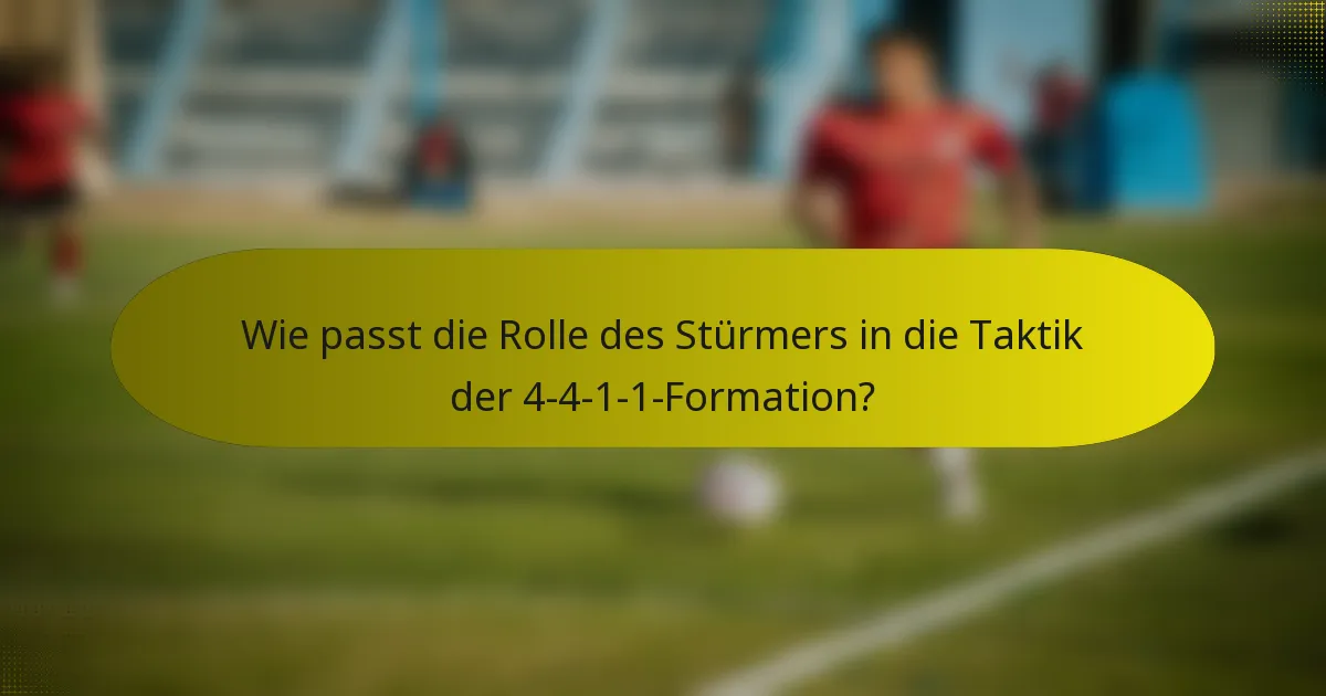 Wie passt die Rolle des Stürmers in die Taktik der 4-4-1-1-Formation?
